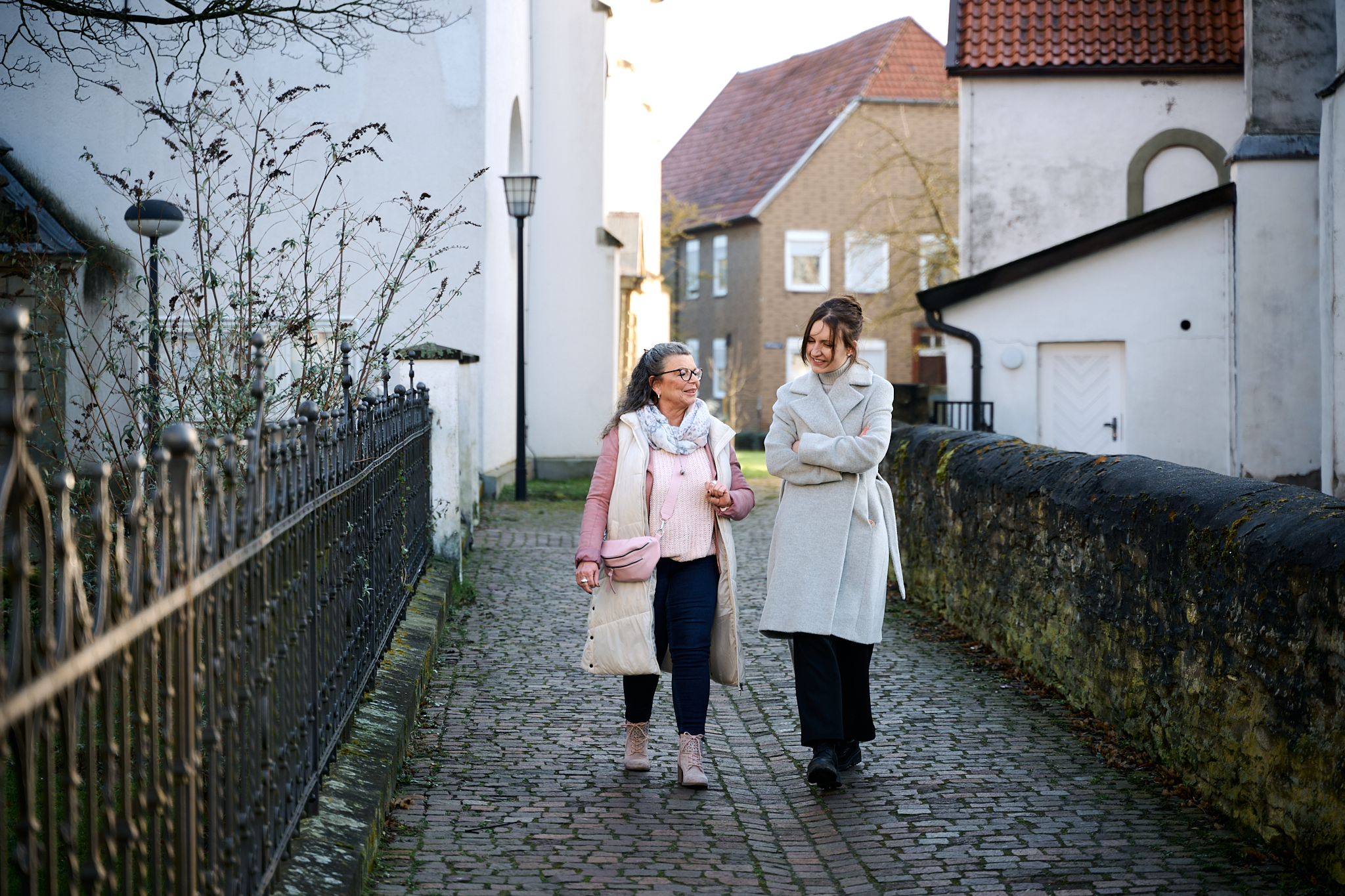Zwei Frauen machen einen Spaziergang.