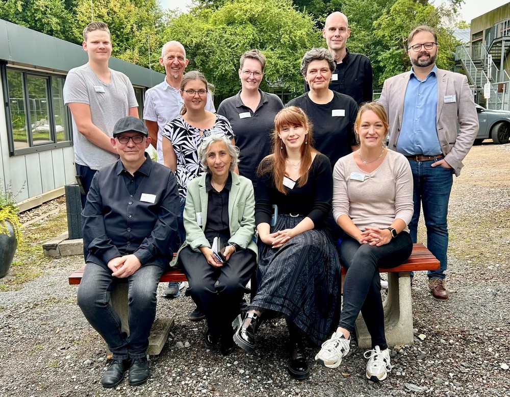 Das Team der LWL-Tagesklinik Bochum Patient:innen mit Oberärztin Prof. Dr. Paraskevi Mavrogiorgou