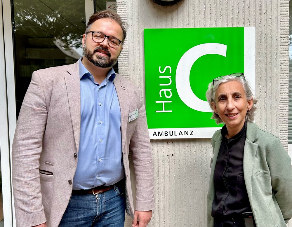 Oberärztin Prof. Paraskevi Mavrogiorgou und Ambulanzarzt Dr. Agmal Sultansei behandeln Patientinnen und Patienten mit einer Angst- und Zwangsstörung.