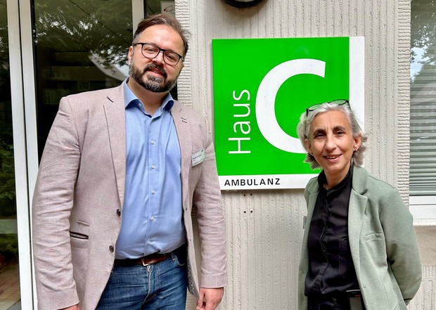 Oberärztin Prof. Paraskevi Mavrogiorgou und Ambulanzarzt Dr. Agmal Sultansei behandeln Patientinnen und Patienten mit einer Angst- und Zwangsstörung. Oberärztin Prof. Paraskevi Mavrogiorgou und Ambulanzarzt Dr. Agmal Sultansei behandeln Patientinnen und Patienten mit einer Angst- und Zwangsstörung.