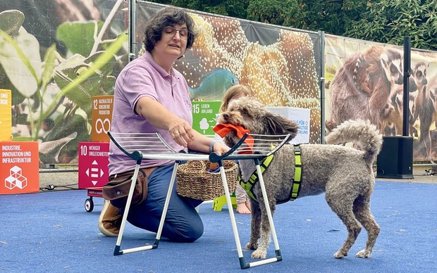 Tiertherapeutin Inge Hoster mit Therapiehund Toffi Tiertherapeutin Inge Hoster mit Therapiehund Toffi