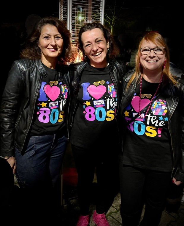 Feierten unverkennbar 40 Jahre LWL-Universitätsklinikum Bochum: Mitarbeiterinnen mit Retro-T-Shirts.