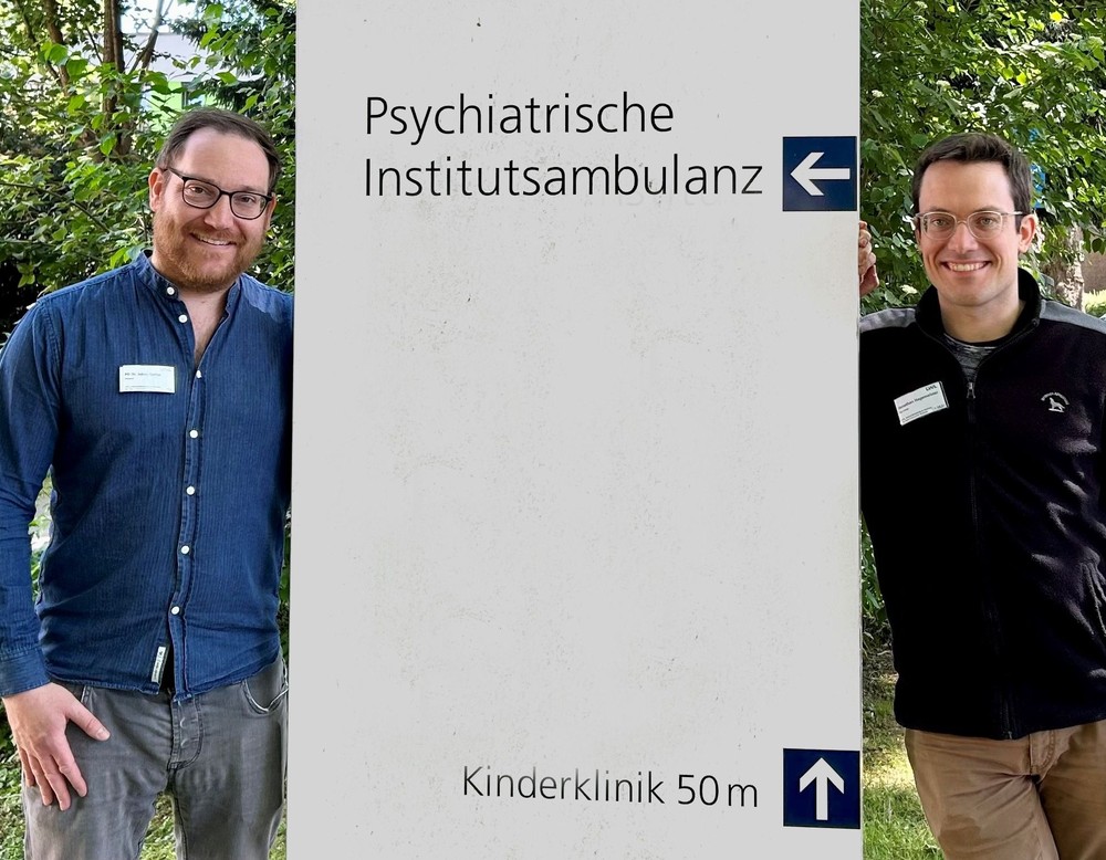Oberarzt PD Dr. Jakov Gather (links) und Psychologe Jonathan Hagemeister mit Wegweiser.