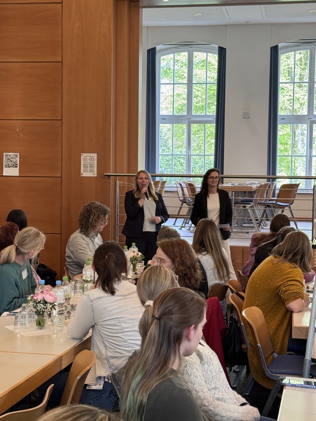 Teilnehmer und Referentin während des Workshops