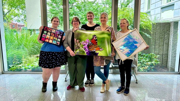 Laden ein in die Ausstellung: die Kunstschaffenden Clara Wilms (links) und Kerstin Schöpe-Steinhoff (rechts) sowie das Orga-Team des Betreuten Wohnen mit den Sozialarbeiterinnen Melanie Pustolla (stellv. Leitung), Lotte Weise (Leitung) und Barbara Kather.