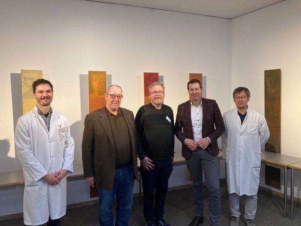 Ärztliche Klinikleitung sowie zwei Ärzte im weißen Kittel stehen mit dem Oberbürgermeister zusammen.