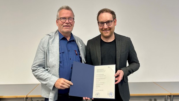 Der Ärztlicher Direktor Prof. Dr. Georg Juckel gratuliert PD Dr. Jakov Gather zur erfolgreichen Habilitation und zur Ernennung zum Privatdozenten.