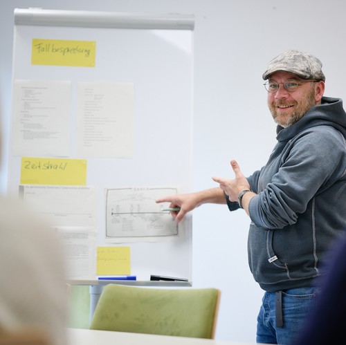 Mann bei Whiteboard
