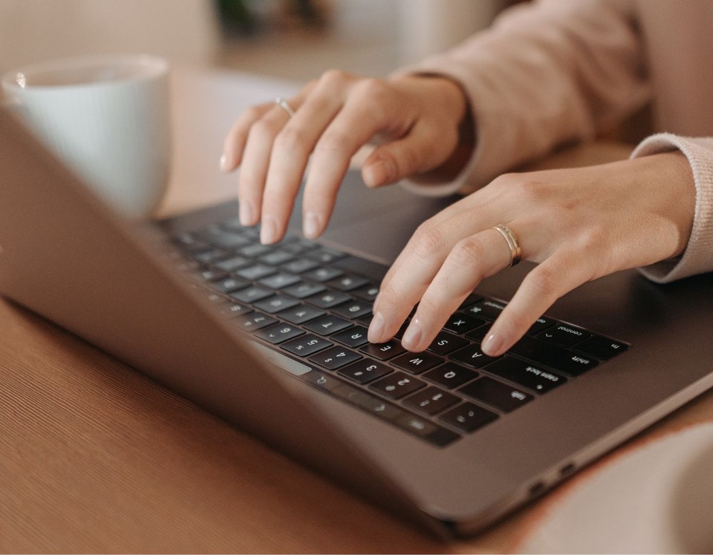 Laptop und Hände