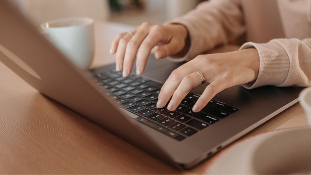 Laptop und Hände