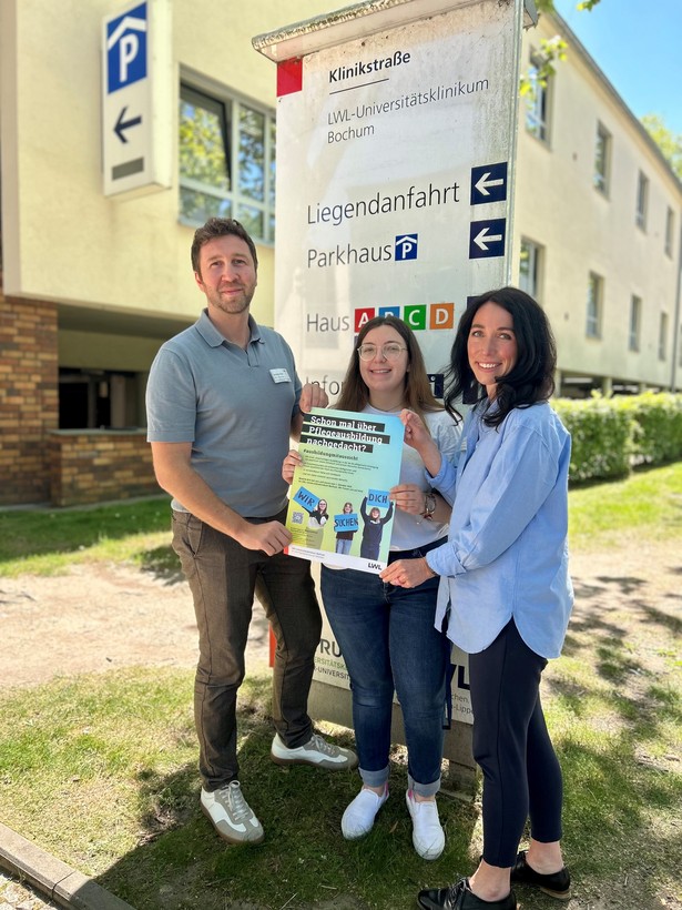 Freuen sich über Pflegeauszubildende im LWL-Universitätsklinikum Bochum (von rechts): Pflegedirektorin Andrea Marie Kleditzsch, Praxisanleiterin Nina da Silva Viana und stellvertretender Pflegedirektor Christian Rode. Freuen sich über Pflegeauszubildende im LWL-Universitätsklinikum Bochum (von rechts): Pflegedirektorin Andrea Marie Kleditzsch, Praxisanleiterin Nina da Silva Viana und stellvertretender Pflegedirektor Christian Rode.