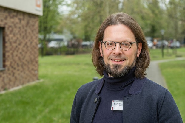 Dr. Jan Dieris-Hirche ist Leiter der Medienambulanz im LWL-Universitätsklinikum Bochum und war für das Forschungsprojekt OMPRIS verantwortlich.