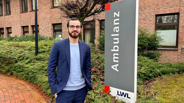 Ambulanz-Schild auf dem Gelände des LWL, davor steht eine Person.