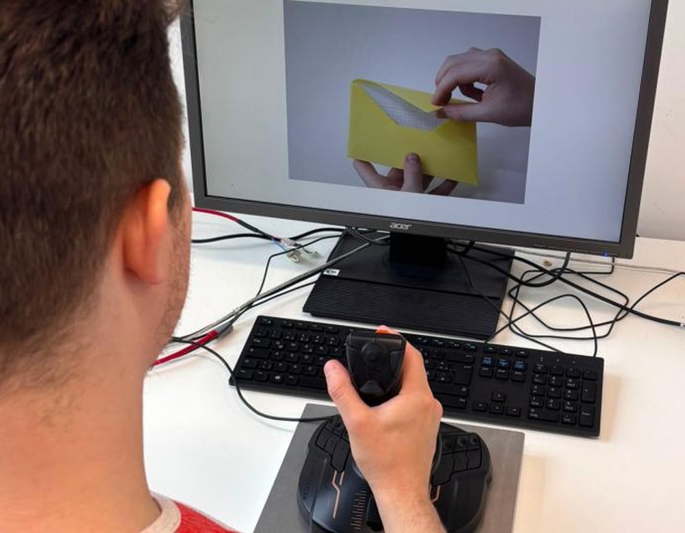 Mittels Joystick zogen die Testpersonen verschiedene Bilder zu sich heran oder schoben sie weg.