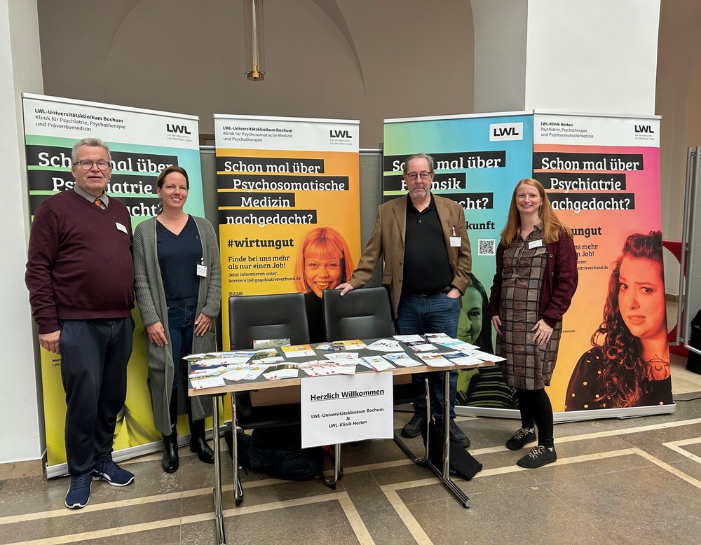 Fachvorträge im Plenarsaal und Infogespräche am Stand des Regionalen Netzes Bochum/Herten/Herne