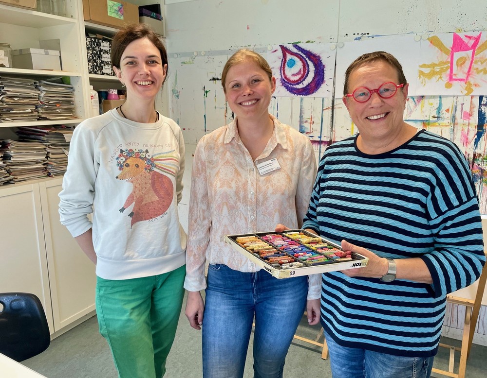 Yuliia Melnychenko, Nataliya Kiekenbeck und Barbara Domnik im Kunsttherapie-Raum der Klinik für Psychosomatische Medizin und Psychotherapie.