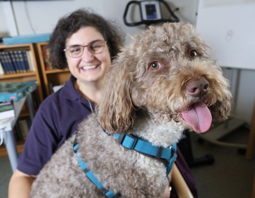 Tiertherapeutin Inge Hoster mit Therapiehund Toffi