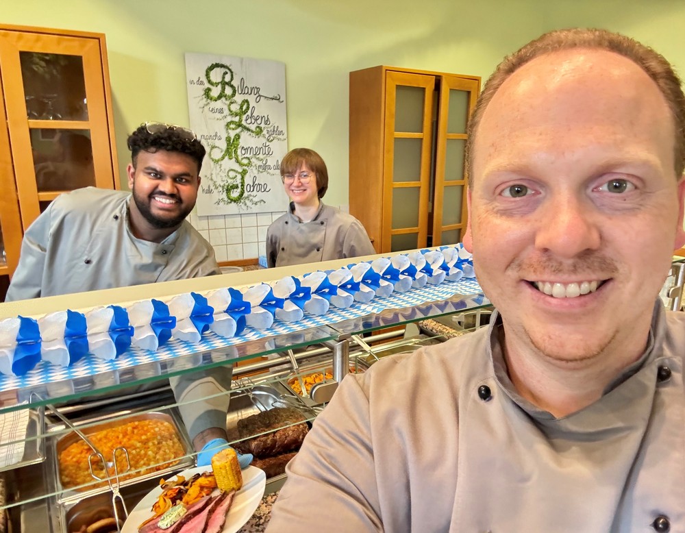 Ein gut gelaunter Küchentrip mit den beiden Auszubildenden Shaykumar Uthayakumar und Judith Abel bis hin zur Präsentation in der Kantine