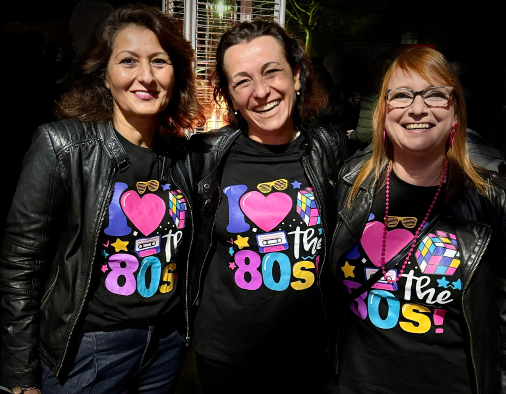 Mitarbeiterinnen mit Retro-T-Shirts.