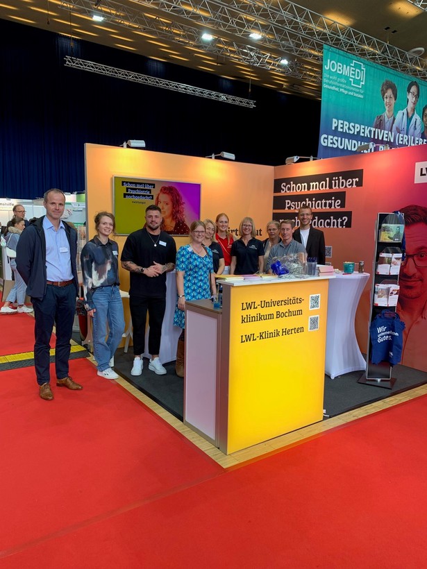 Viele Menschen auf der Jobmedi-Messe am LWL-Klinik Herten/ LWL-Universitätsklinikum Bochum Stand.