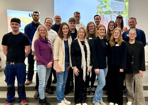 Gruppenfoto von einer Gruppe aus 17 Personen