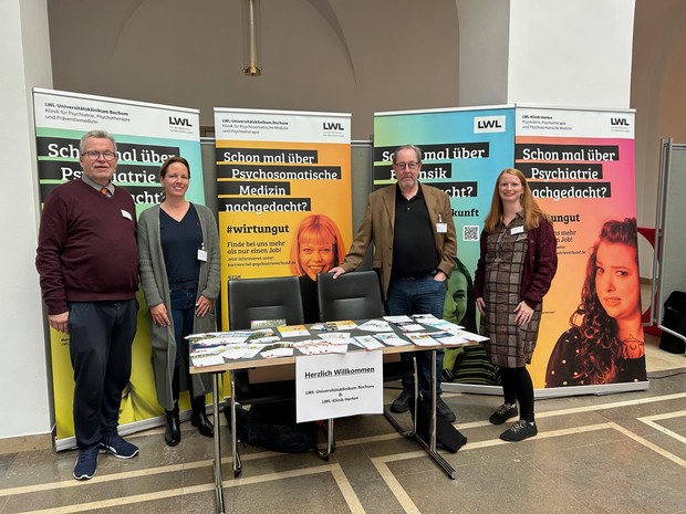 Fachvorträge im Plenarsaal und Infogespräche am Stand des Regionalen Netzes Bochum/Herten/Herne