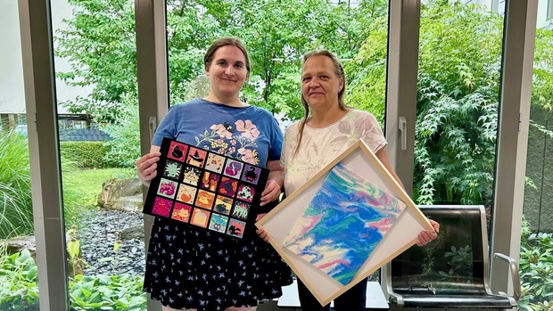 Clara Wilms (links) und Kerstin Schöpe-Steinhoff werden in ihrer Ausstellung Kunst und Innere Horizonte zeigen – unter anderem gemeinsam mit Peter Krämer.