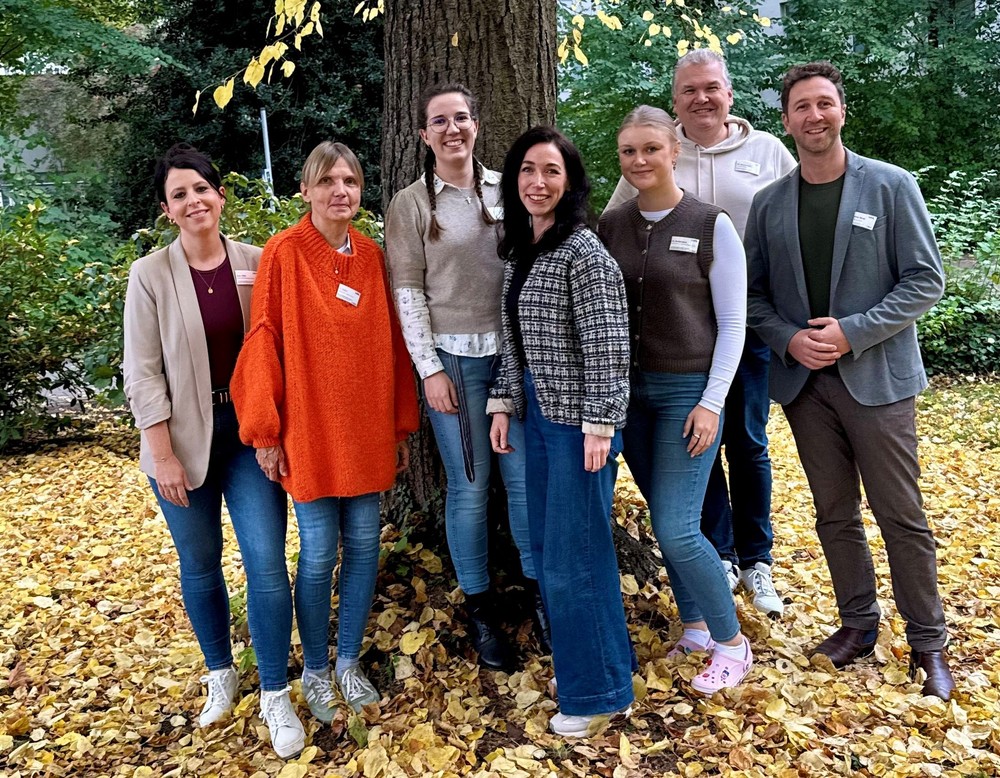 Gruppenbild mit 7 Personen unter einem Baum