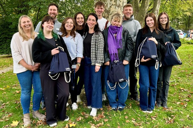 Gruppenbild von elf Personen Gruppenbild von elf Personen
